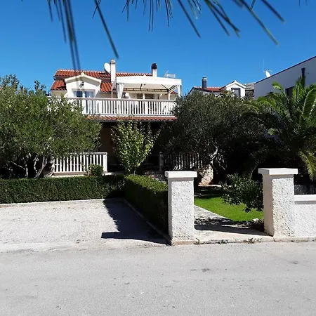 Mali Dvori * Srima