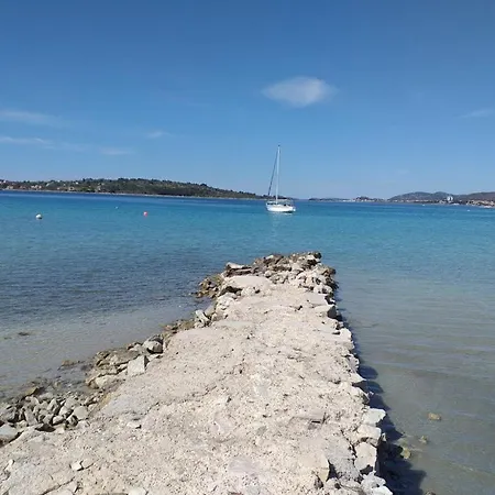 Mali Dvori *