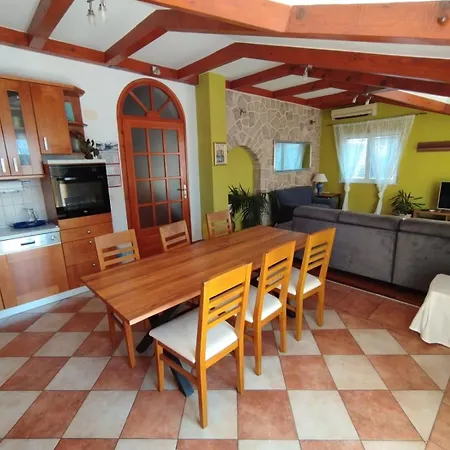 Mali Dvori Apartment *