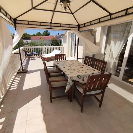 Apartment Mali Dvori *