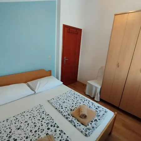 Mali Dvori * Srima