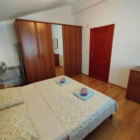 Apartment Mali Dvori *