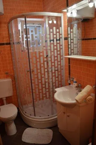 Mali Dvori * 스리마