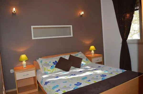 Mali Dvori 아파트 *