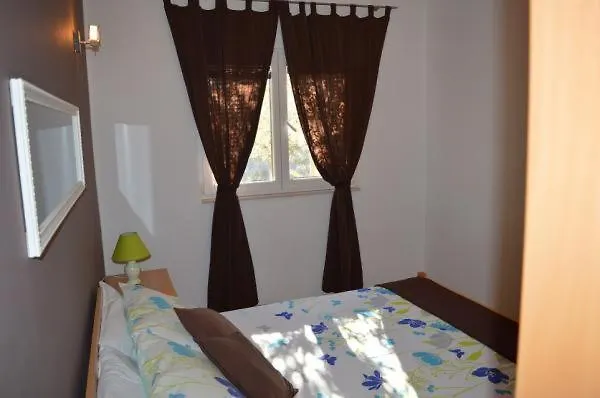 Mali Dvori סרימה